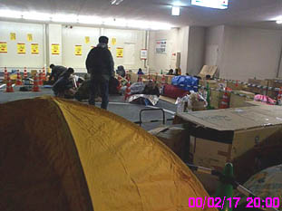 ���}�_�d�@�J�X�O���̗�B���㒓�ԏ�̉����̉��ɕ���ł���