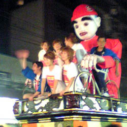 ������E���֑I��ɁB���Ŏ��U���Ă���̂��ɓ����M����