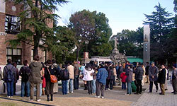 �z�K�����ɐl������