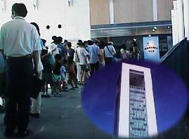 �|�[�g�r���̒��̓G���x�[�^�[���ԑ҂��I