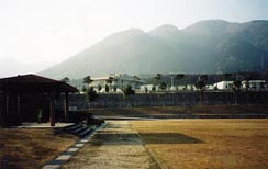 �L��̏�ɂ͏򐅏ꂪ�A���̌������̎R�́u�S�����R�v