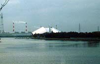 ���P�Y�̎l���s�h�[����I�[�X�g�����A�L�O�ق���O�Ɍ�����