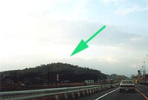 �̂��̓V���V�c���p�\�̗��ɏ��Ă�悤�ɐ��Ɍ������Ă��Q�肵���ꏊ�i�R�̒���j
�\�x�c�R������